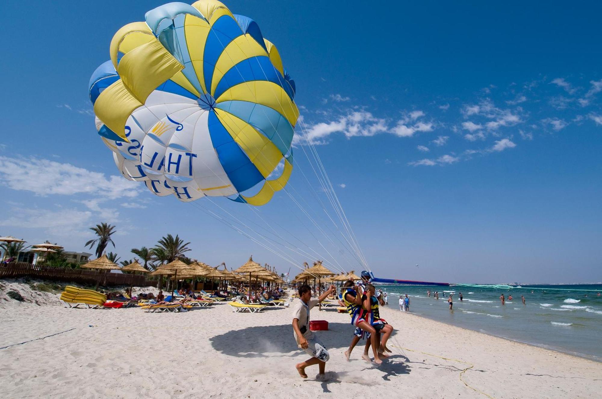 莫纳斯提尔塔拉萨皇家酒店 外观 照片 Parachute landing on the beach