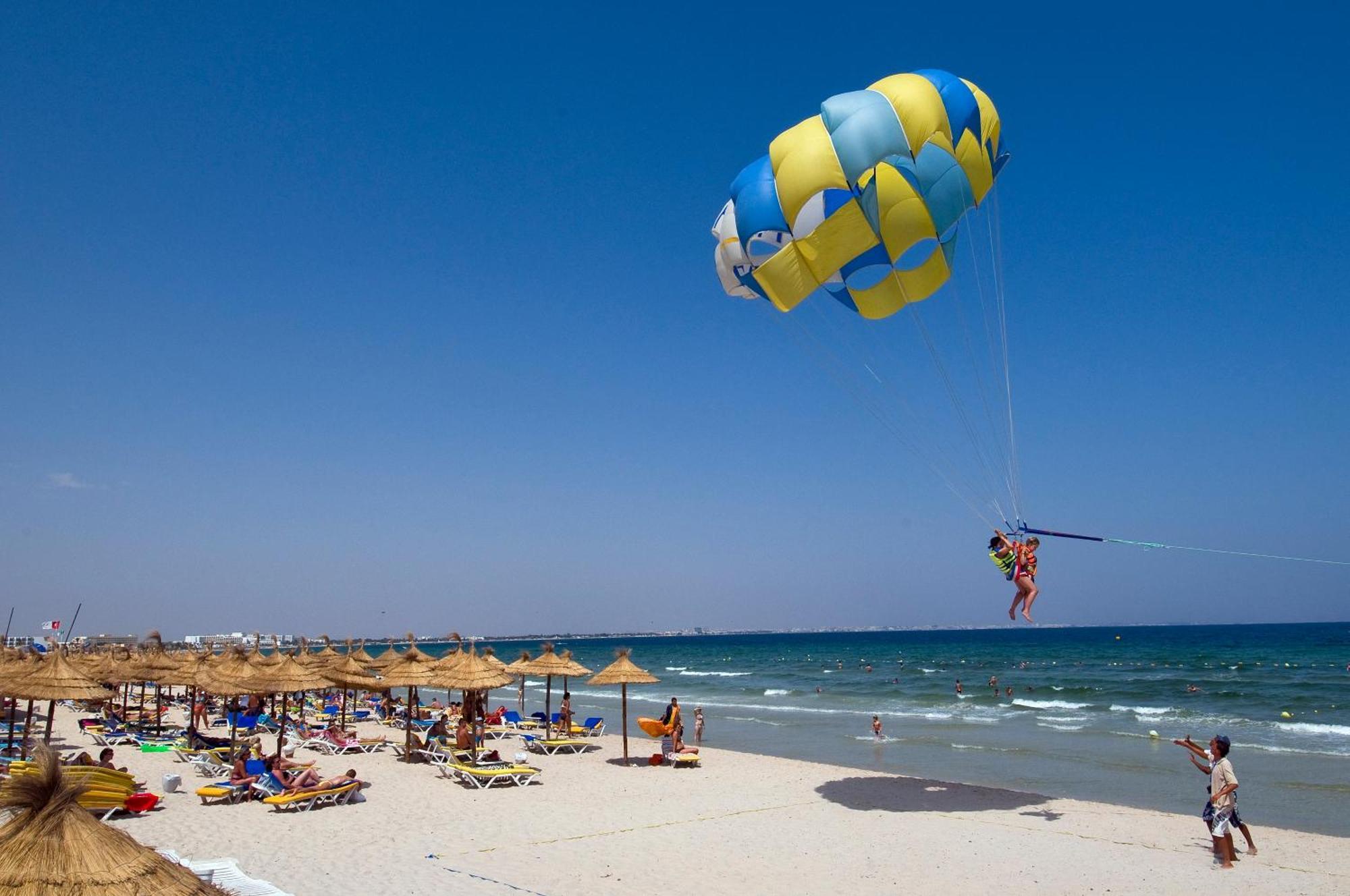 莫纳斯提尔塔拉萨皇家酒店 外观 照片 Parachute in Benalmadena