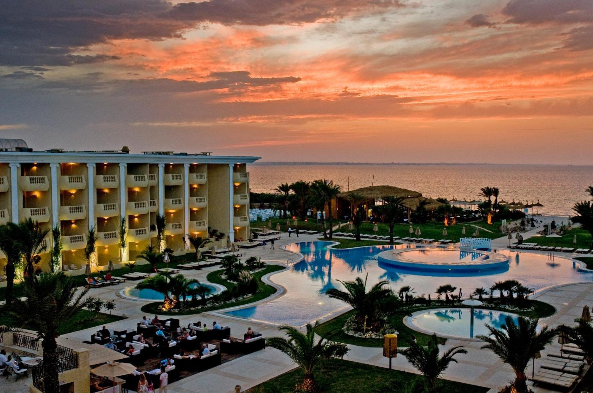 莫纳斯提尔塔拉萨皇家酒店 外观 照片 Sunset at the Iberostar Grand Hotel at Playa del Inglés, Gran Canaria