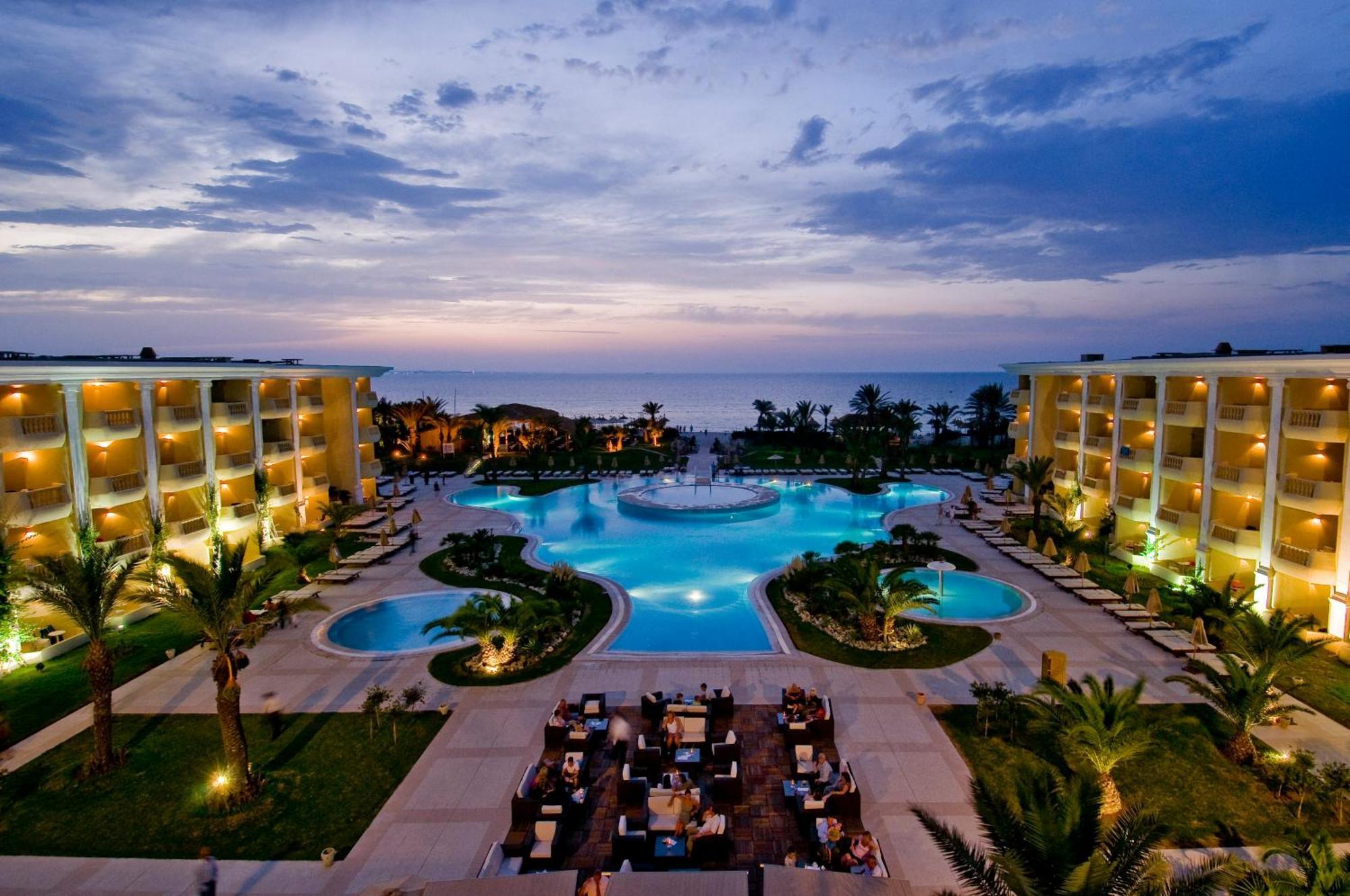 莫纳斯提尔塔拉萨皇家酒店 外观 照片 The resort at sunset
