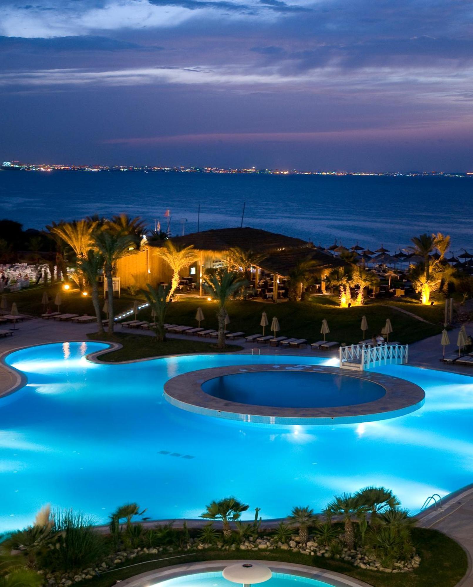 莫纳斯提尔塔拉萨皇家酒店 外观 照片 The resort at night
