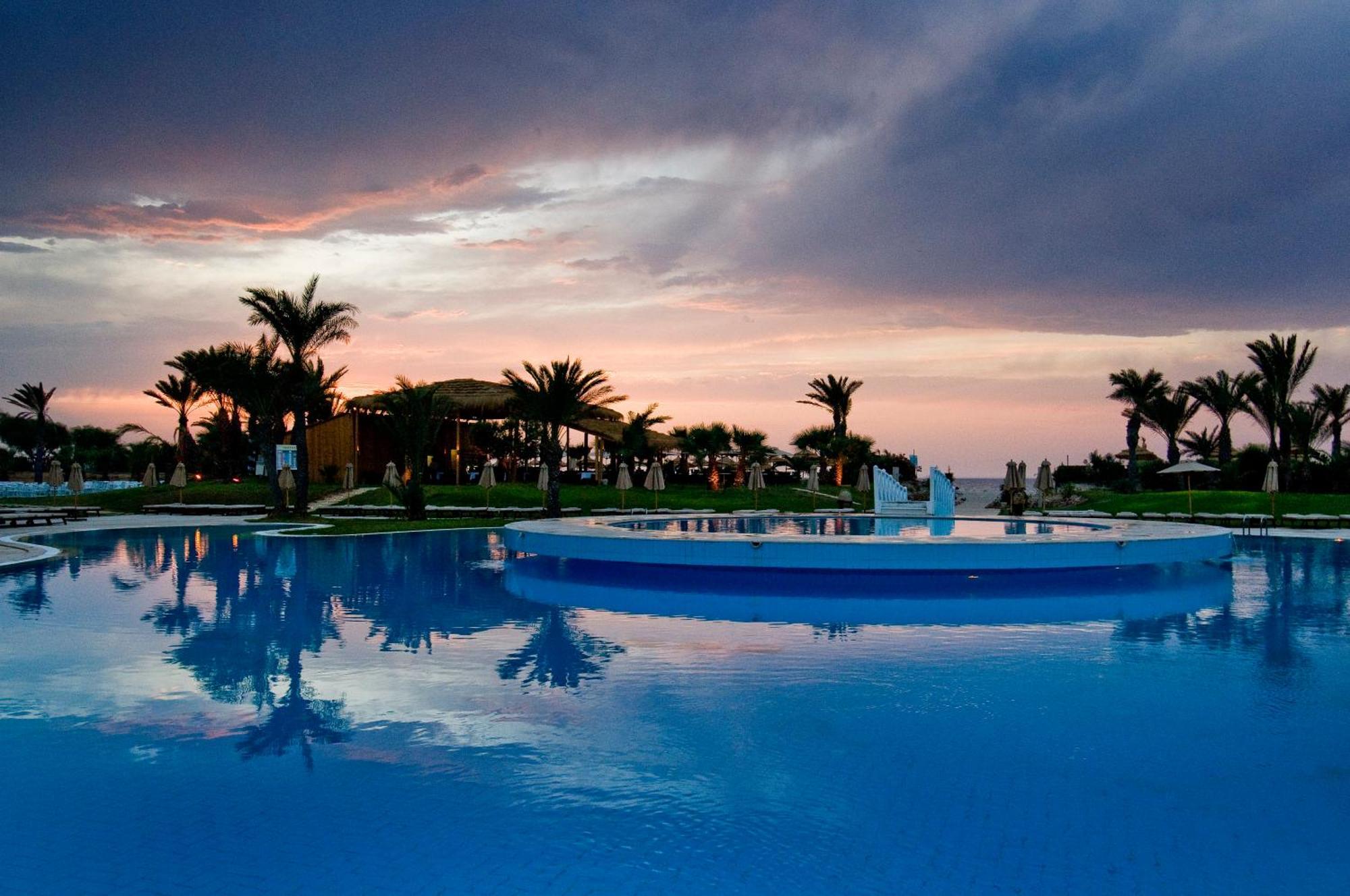 莫纳斯提尔塔拉萨皇家酒店 外观 照片 Sunset at the El Alamein resort