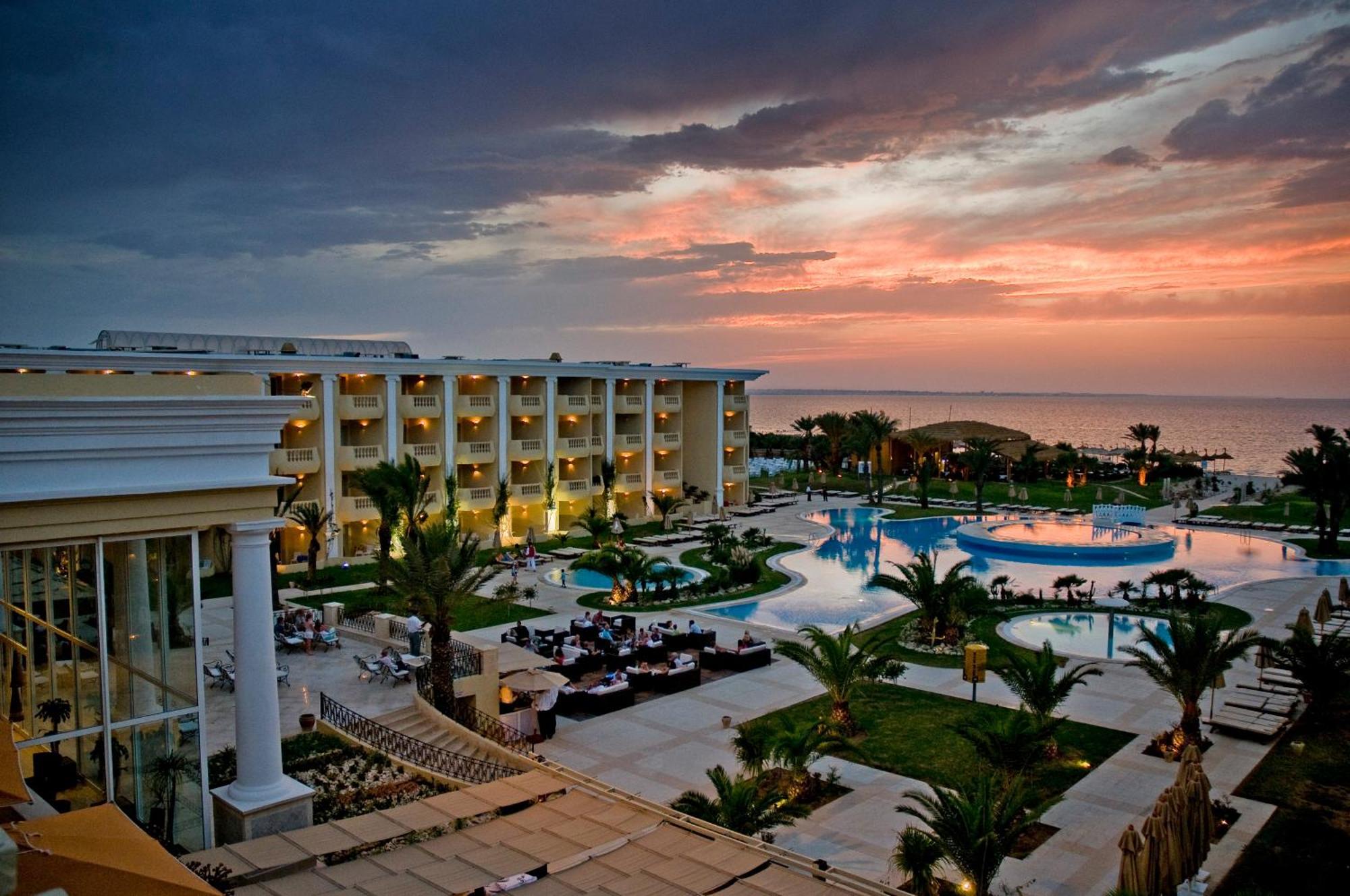 莫纳斯提尔塔拉萨皇家酒店 外观 照片 Sunset at the resort