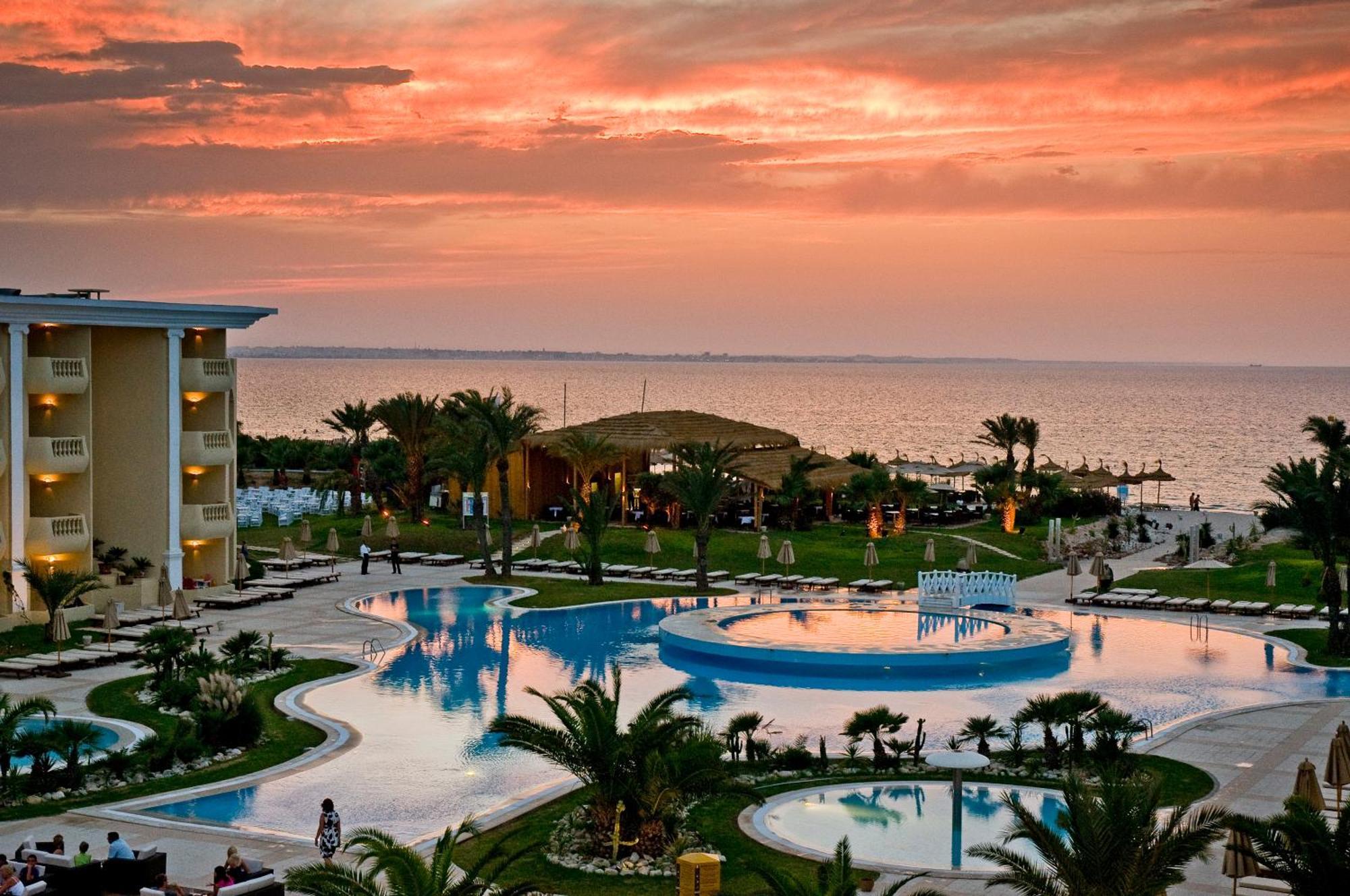 莫纳斯提尔塔拉萨皇家酒店 外观 照片 Sunset at the Iberostar Grand Hotel at Playa del Inglés, Gran Canaria