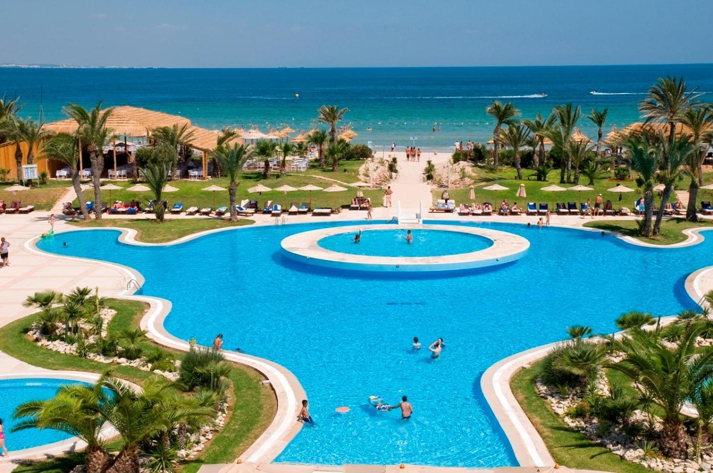 莫纳斯提尔塔拉萨皇家酒店 外观 照片 The swimming pool at the Iberostar Grand Hotel Melia, in Playa de los Caños, Huelva, Spain