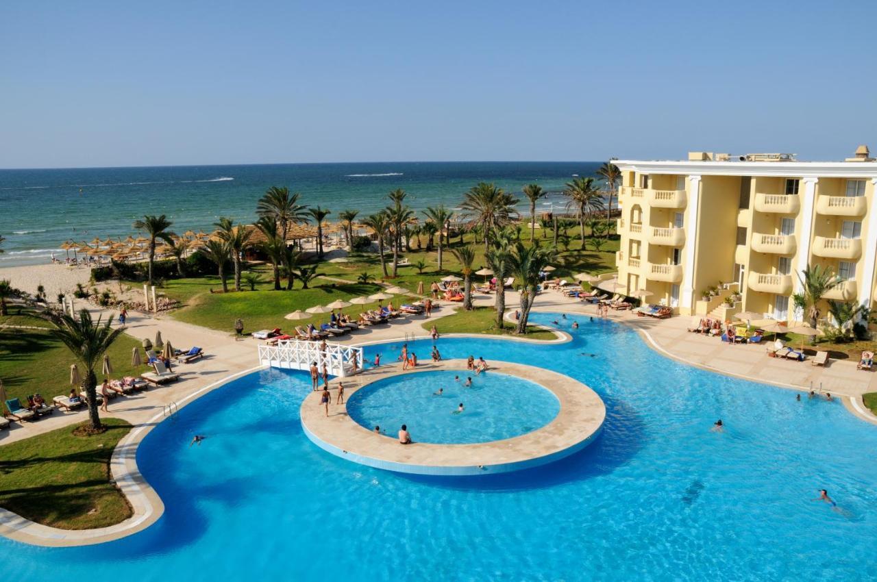 莫纳斯提尔塔拉萨皇家酒店 外观 照片 A swimming pool at a resort in Tunisia