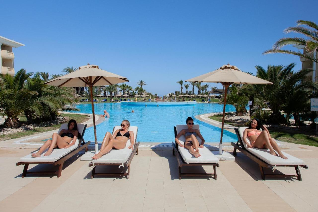 莫纳斯提尔塔拉萨皇家酒店 外观 照片 Pool at the resort